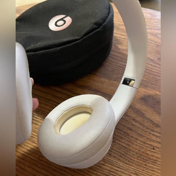 OOAK BEATS by Dr Dre Solo3 - White & Rhinestone’s with Case - Wireless - Picture 7 of 11